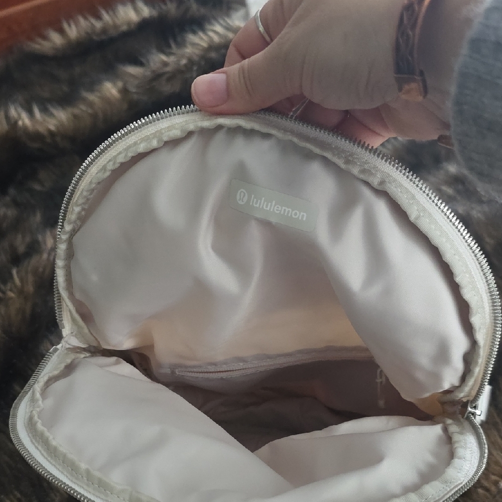 Lululemon Athletica Cream Crossbody Bag - Picture 3 of 8